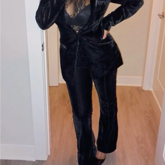 COPY - BLACK VELVET FITTED BLAZER AND PANT (PrettyLittleThing) worn once. M siz… - Picture 4 of 6